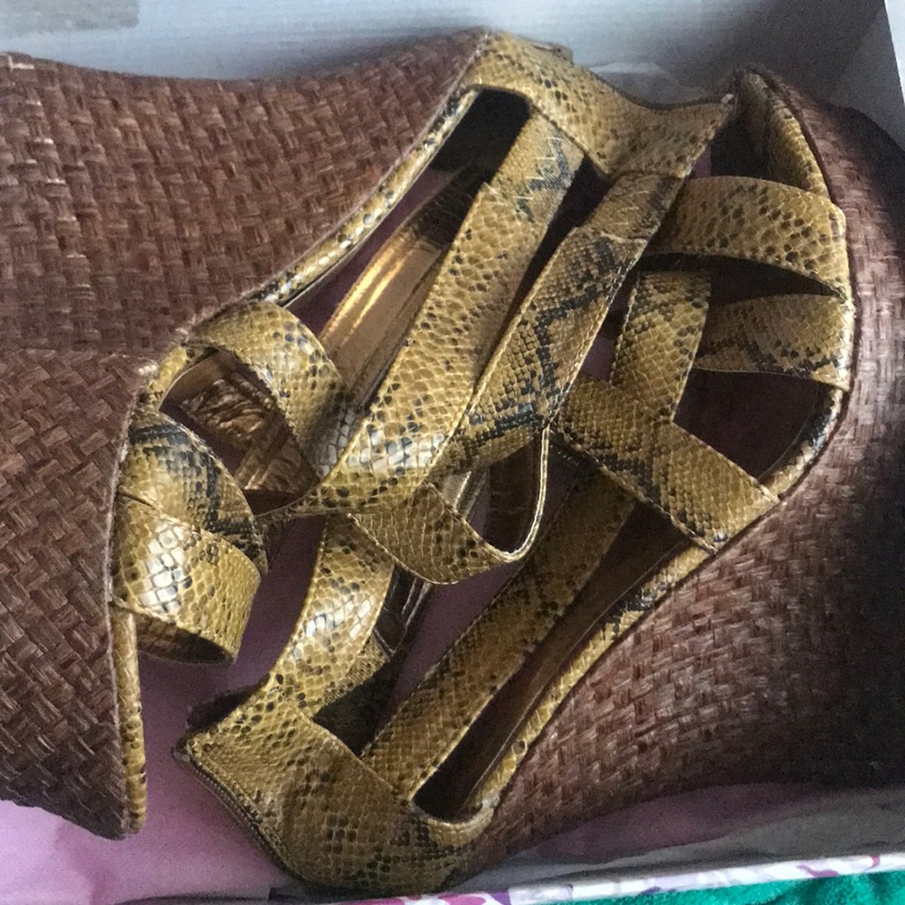 Snakeskin print wedges